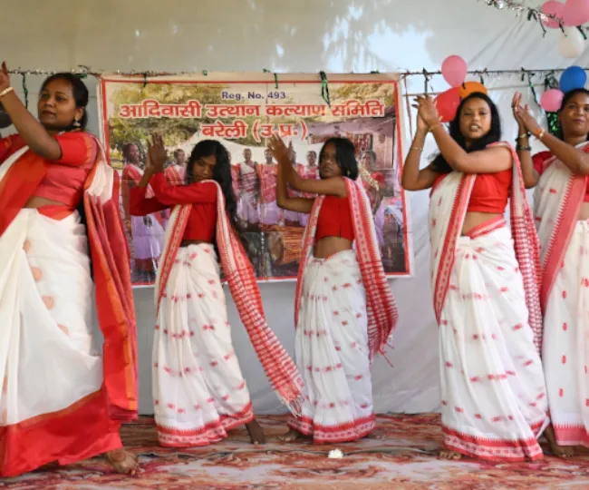 शहनाइ बरातघर में आदिवासी उत्थान कल्याण समिति की ओर से आयोजित कर्मा पूजा में अपनी प्रस्तुति देतीं युवतियां। जागरण